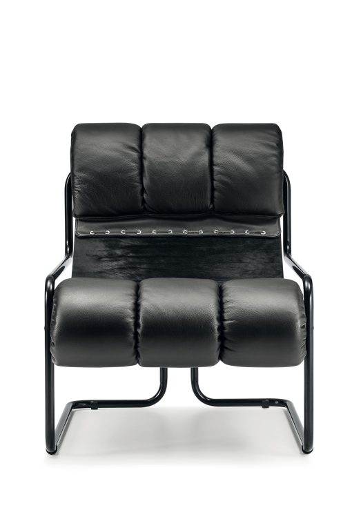 Designed by Guido Faleschini during the 70s, Tucroma chaise longue in black leather is a masterpiece of made in Italy furniture. Shop online, free shipping.