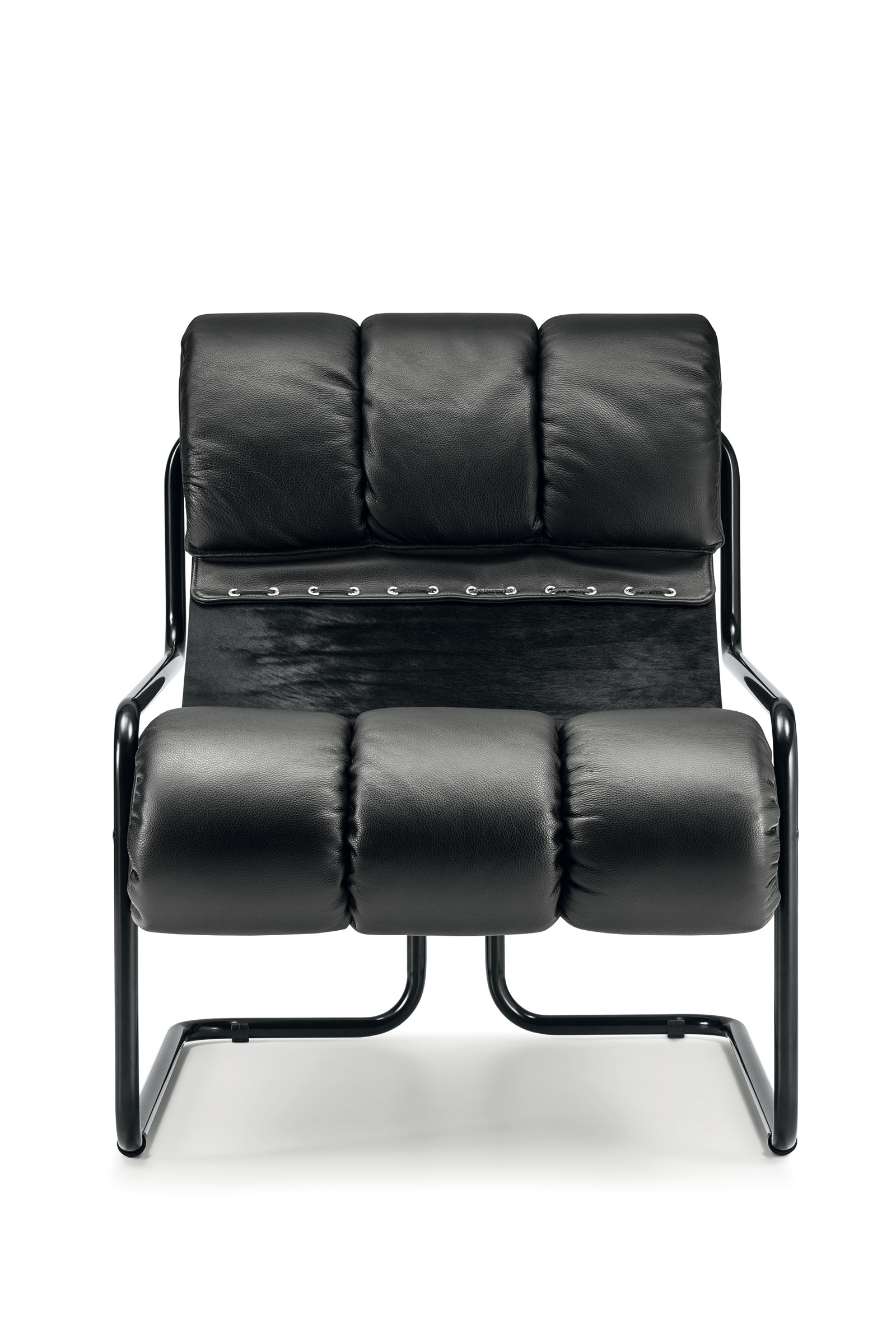 La chaise longue nera in pelle Tucroma è stata disegnata nel 1971 da Guido Faleschini. Produzione italiana, vendita online, consegna gratuita a domicilio.
