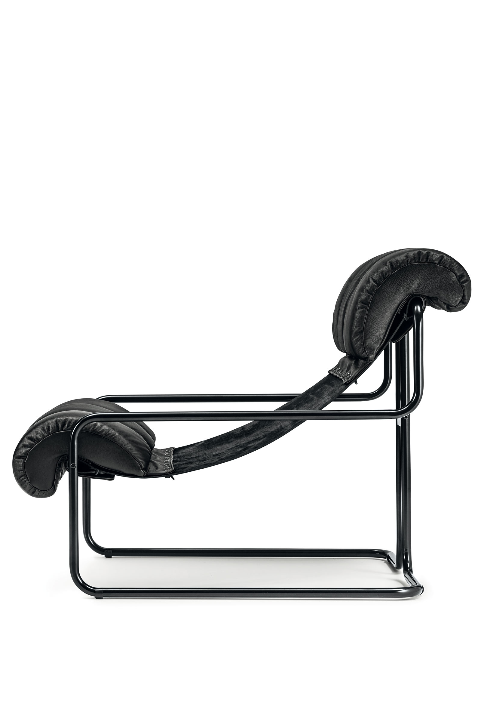 La chaise longue nera in pelle Tucroma è stata disegnata nel 1971 da Guido Faleschini. Produzione italiana, vendita online, consegna gratuita a domicilio.
