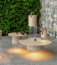 Table basse de jardin avec lampe LED intégrée à batterie rechargeable. Design Studio Adolini. Plusieurs dimensions. Eco-resine et verre acrylique. Livraison