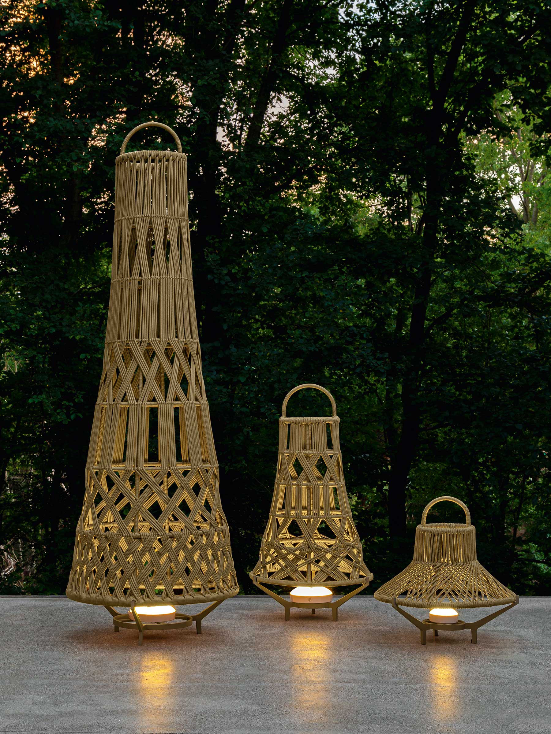 Luxueuse lanterne de jardin jaune. Compléments d'ameublement de haute qualité. Design Studio Ludovica + Roberto Palomba. Aluminium et cordes. Livraison.