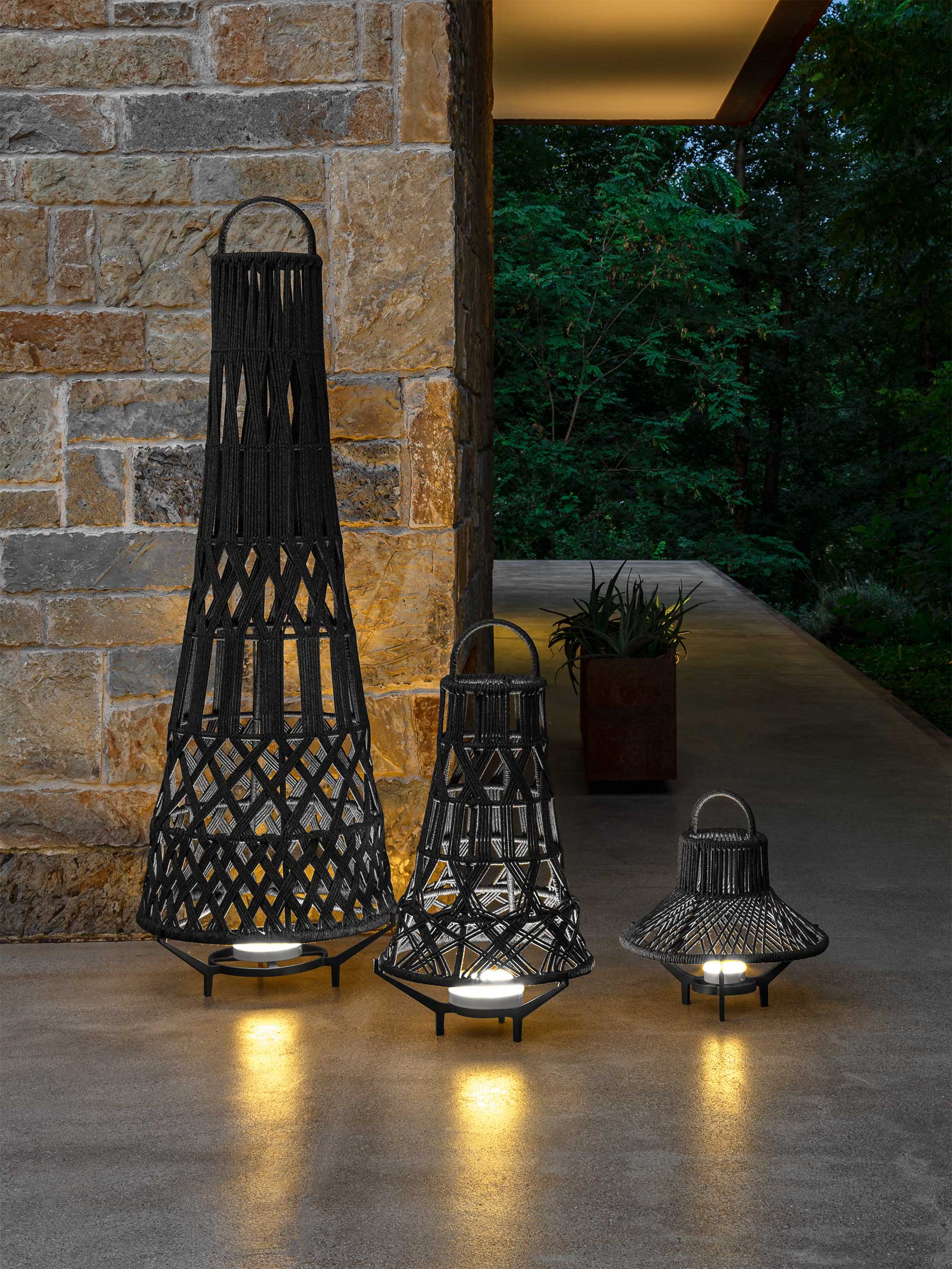 Luxueuse lanterne de jardin grise. Compléments d'ameublement de haute qualité. Design Studio Ludovica + Roberto Palomba. Aluminium et cordes. Livraison.