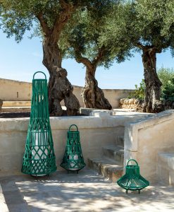 Luxueuse lanterne de jardin verte. Compléments d'ameublement de haute qualité. Design Studio Ludovica + Roberto Palomba. Aluminium et cordes. Livraison.