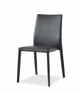 Luxueuse chaise entièrement revêtue de cuir noir haut de gamme fabriquée en Italie. Grande personnalisation possible. Vente en ligne et livraison à domicile