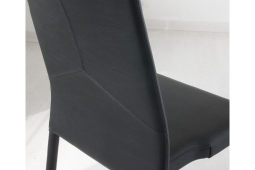 A luxurious chair, fully black leather covered, comfortable and stackable. Made in Italy furniture. Home delivery. Studio Memo design.