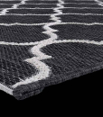 Motivi geometrici, dominante nera. Un tappeto rettangolare da esterno 100% polipropilene pratico e resistente.
