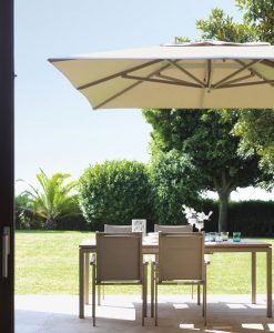 Big decentralized parasol in aluminium. 3x4 meters, sliding guides, 3 colours available (white, dove and grey). Online sale for the best outdoor furniture.