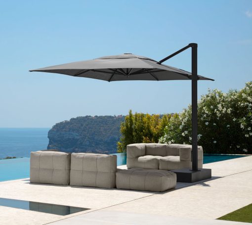 Big decentralized parasol in aluminium. 3x4 meters, sliding guides, 3 colours available (white, dove and grey). Online sale for the best outdoor furniture.