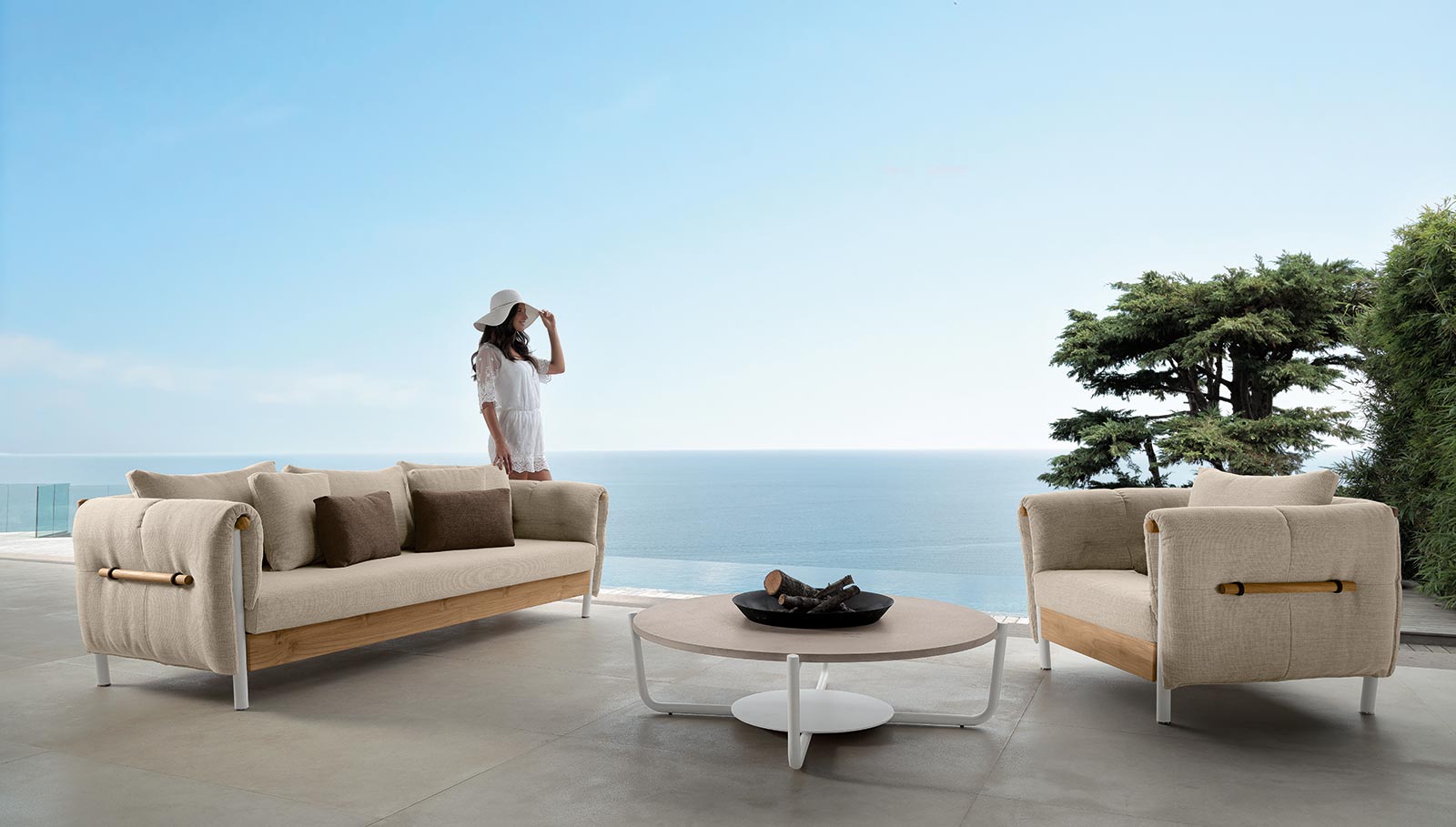 Table basse d'extérieur ronde en marbre avec brasier. Table basse d'extérieur design pour terrasse et jardin.