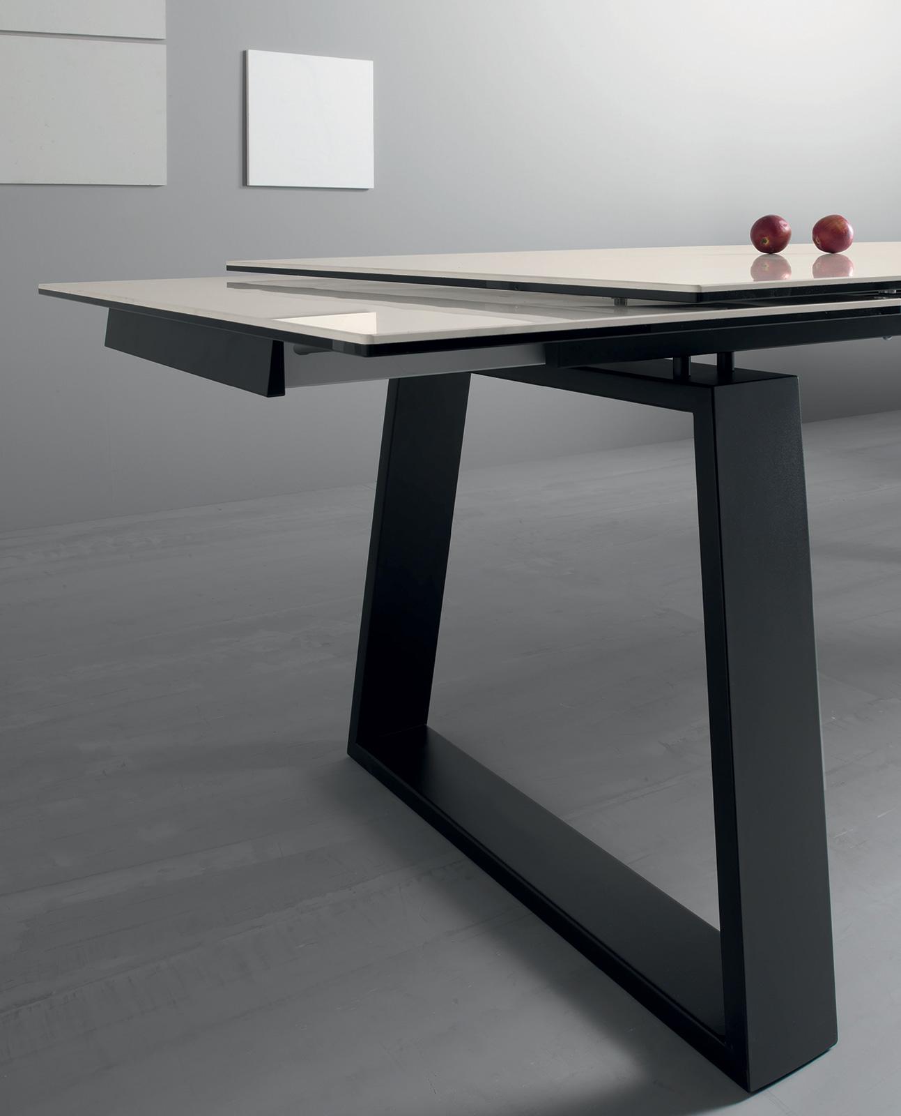 Ceram extensible table with ceramic top