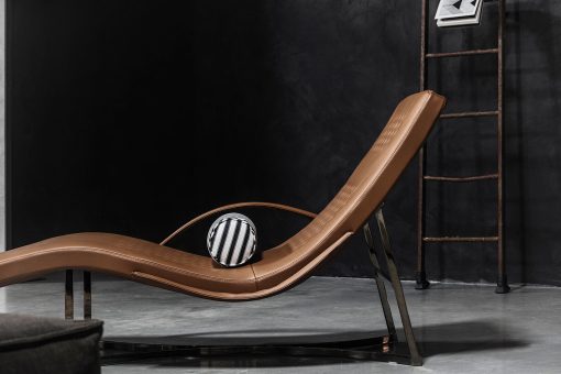 Chaise longue en métal et cuir. Chaises longues design made in italy. Vente en ligne de meubles contemporains hauts de gamme avec livraison gratuite.