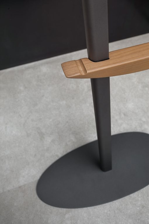 Metal and solid wood valet stand made in Italy in a modern version for the most demanding people's bedroom. Design Roberto Buscato. Home delivery.