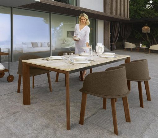 Il tavolo da esterno di Marco Acerbis si completa con una poltroncina a pozzetto in teak, tessuto Sunbrella di qualità. Design moderno, consegna a domicilio