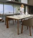 Il tavolo da esterno di Marco Acerbis si completa con una poltroncina a pozzetto in teak, tessuto Sunbrella di qualità. Design moderno, consegna a domicilio