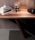 Une console rectangulaire bicolore originale et moderne conçue par Andrea Lucatello. Bois noyer canaletto et bronze. Livraison à domicile gratuite.