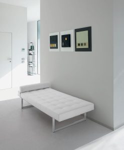Découvrez notre collection de chaises longues Italiennes. Vente en ligne de canapés Italiens design et chaises longues en cuir qui allient confort et style.