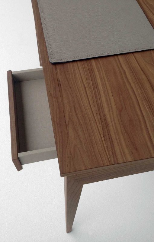 Lignes contemporaines, praticité et design actuel sont les maitres mots de Dad, bureau en bois qui séduit par sa simplicité. Découvrez la collection de bureau console.