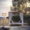 Day bed d'extérieur en teak. Lit à baldaquin aux dimensions généreuses. Meubles de jardin. Coussins et rideaux inclus. Achat en ligne et livraison offerte.
