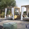 Day bed d'extérieur en teak. Lit à baldaquin aux dimensions généreuses. Meubles de jardin. Coussins et rideaux inclus. Achat en ligne et livraison offerte.