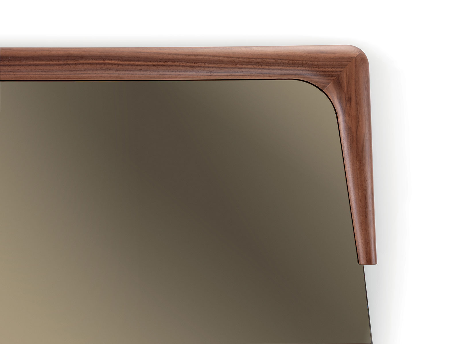 Specchio da parete o da appoggio con cornice in legno massello di noce Canaletto. Vendita online di complementi design made in Italy con consegna gratuita.