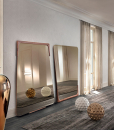 Specchio da parete o da appoggio con cornice in legno massello di noce Canaletto. Vendita online di complementi design made in Italy con consegna gratuita.