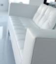 Divano 3 posti lineare in pelle. Ispirato ai grandi classici del design di Le Corbusier. 12 colori, consegna gratuita a domicilio. 100% made in Italy.