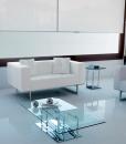 Divano lineare 2 posti in pelle. Ispirato ai grandi classici di Le Corbusier. Base cromata e rivestimento fiore corretto o pieno fiore in diversi colori.
