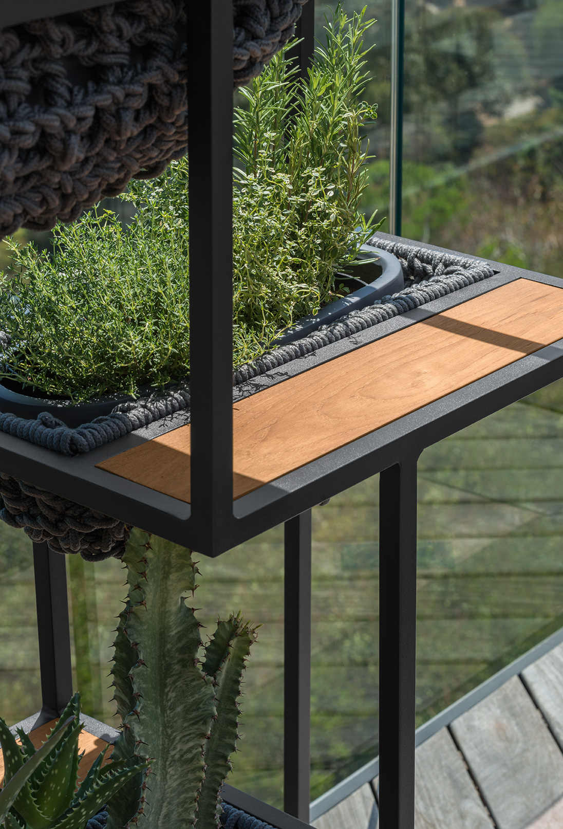 Outdoor aluminium planter. Planter design for garden and terrace. Outdoor design furniture made in italy.