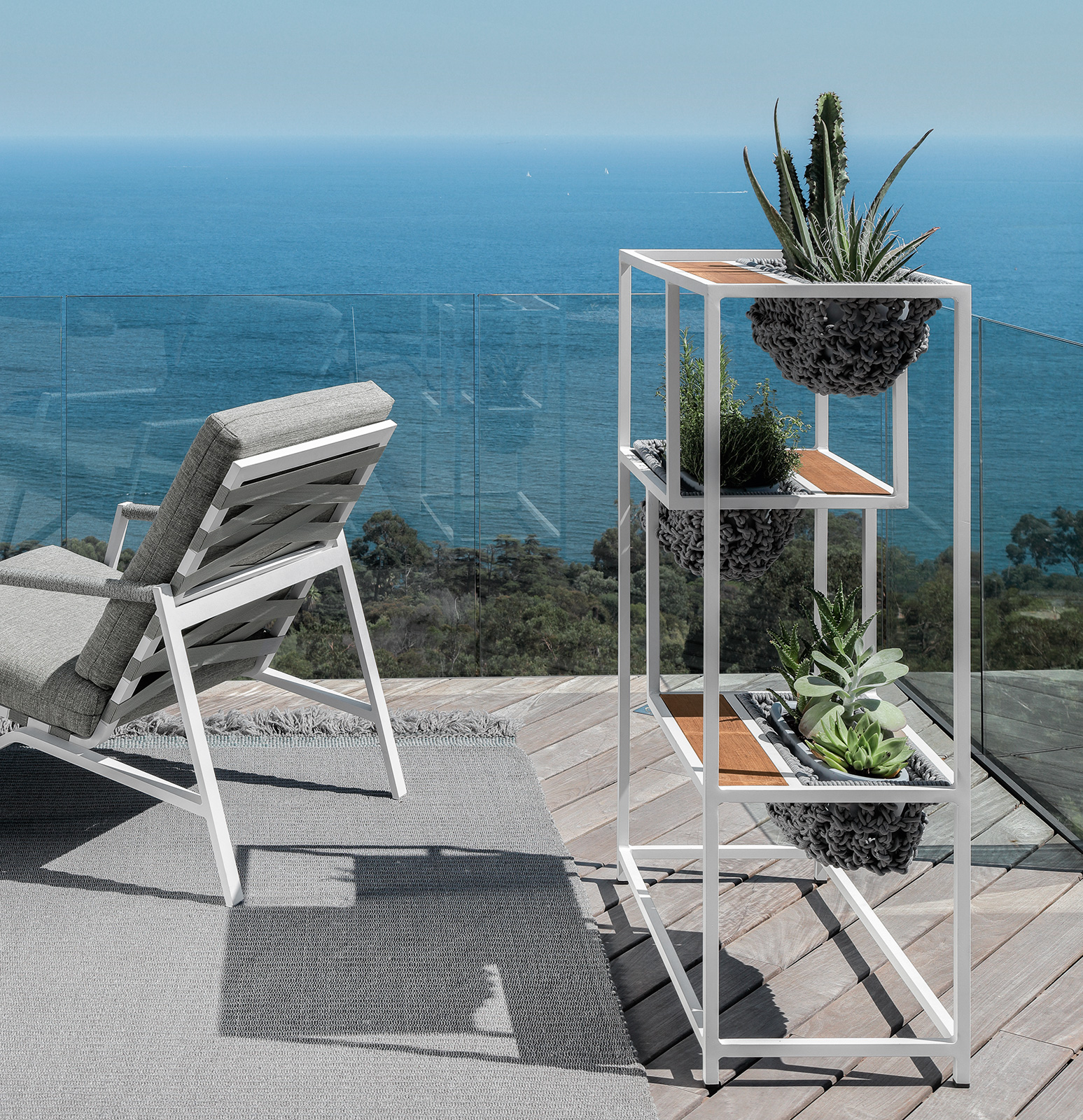Outdoor aluminium planter. Planter design for garden and terrace. Outdoor design furniture made in italy.