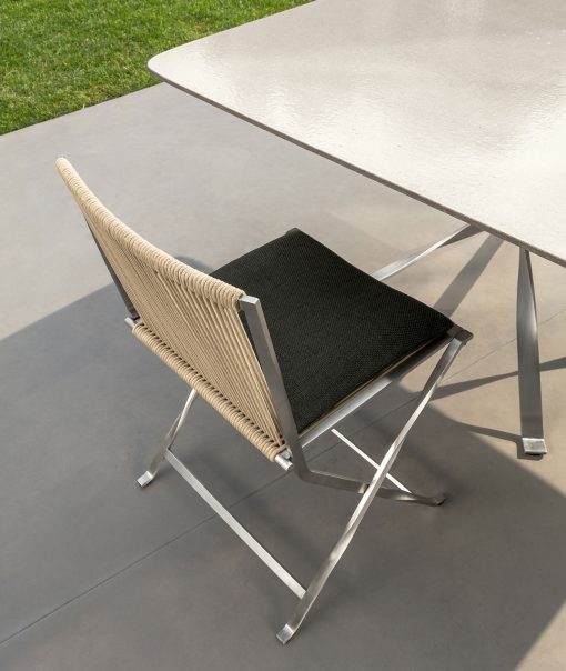 Table d'extérieur carrée made in italy en pierre de lave et acier. Vente en ligne de meubles haut de gamme pour jardins et terrasses, livraison gratuite.