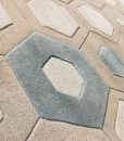 Tappeto in lana moderno dominante beige. Vendita online di tappeti design con consegna gratuita a domicilio. Tappeti geometrici di lusso taftato a mano.
