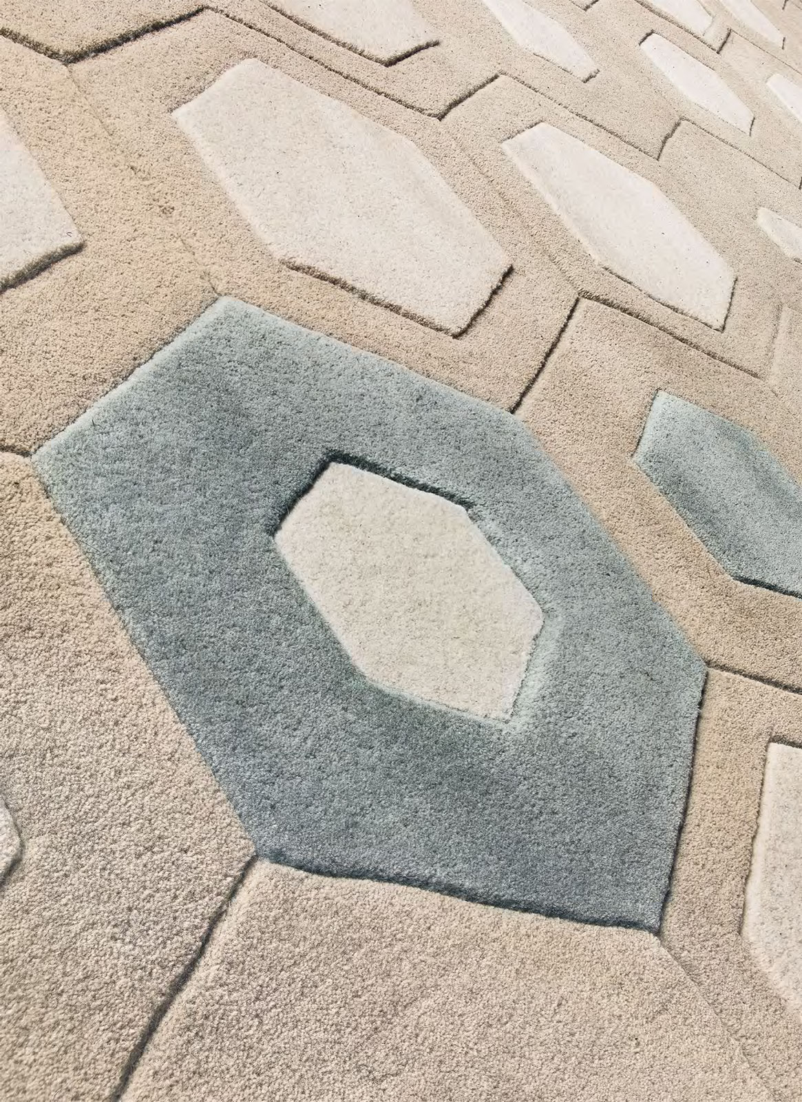 Tappeto in lana moderno dominante beige. Vendita online di tappeti design con consegna gratuita a domicilio. Tappeti geometrici di lusso taftato a mano.