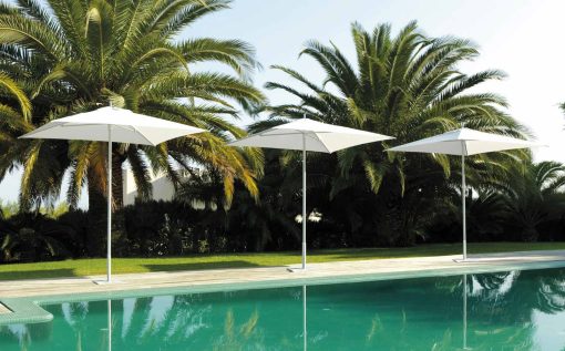 Parasol avec pied central gris ou blanc. Vente en ligne de meubles et accessoires pour jardins et terrasses avec livraison gratuite.