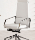 Poltrona direzionale design made in italy girevole con 5 ruote. Schienale alto regolabile. Vendita online di mobili da ufficio di lusso con consegna gratuita.