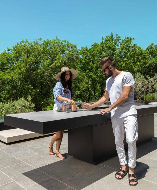 Big and complete outdoor kitchen, with sink, barbecue, induction hob, snack top and peninsula. Made in Italy luxurious garden furniture. Free home shipping.