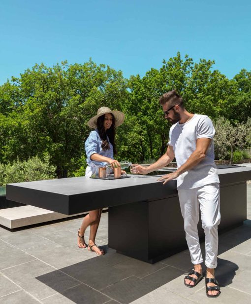 Cucina da esterno con penisola. Barbecue, lavello e piano induzione inclusi. Vendita online di mobili e accessori da giardino made in Italy. Consegna gratis