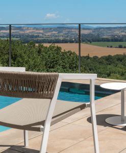 chaise de jardin en aluminium avec accoudoirs. Vente en ligne de meubles d'extérieur design haut de gamme, livraison gratuite. Meubles jardin et terrasse.
