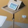 Table porte-tablette réglable avec compartiment ouvrant