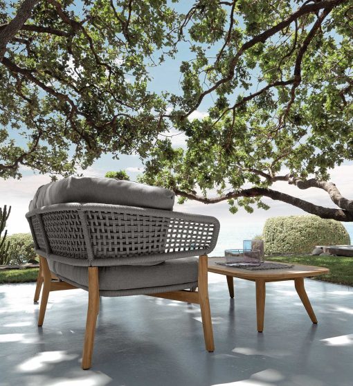 Salon de jardin design en teak et aluminium. Vente en ligne de meubles d'extérieur haut de gamme. Canapé et fauteuil pour jardins et terrasses.