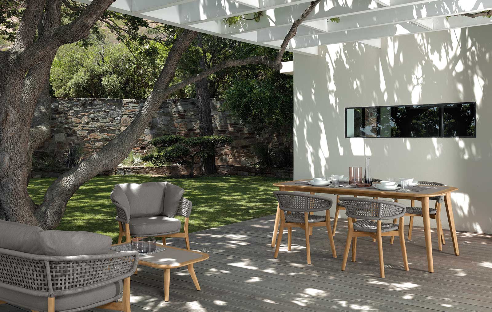 Salon de jardin design en teak et aluminium. Vente en ligne de meubles d'extérieur haut de gamme. Canapé et fauteuil pour jardins et terrasses.