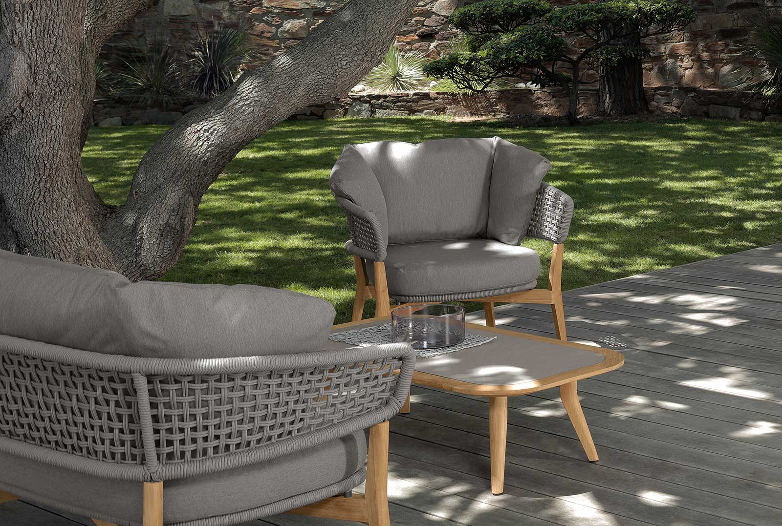 Salon de jardin design en teak et aluminium. Vente en ligne de meubles d'extérieur haut de gamme. Canapé et fauteuil pour jardins et terrasses.