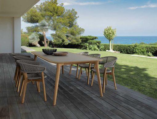 Poltroncina da esterno in teak ed alluminio. Vendita online di sedie e mobili da giardino di alta qualità per ville private, yacht, hotel, bar e ristoranti.