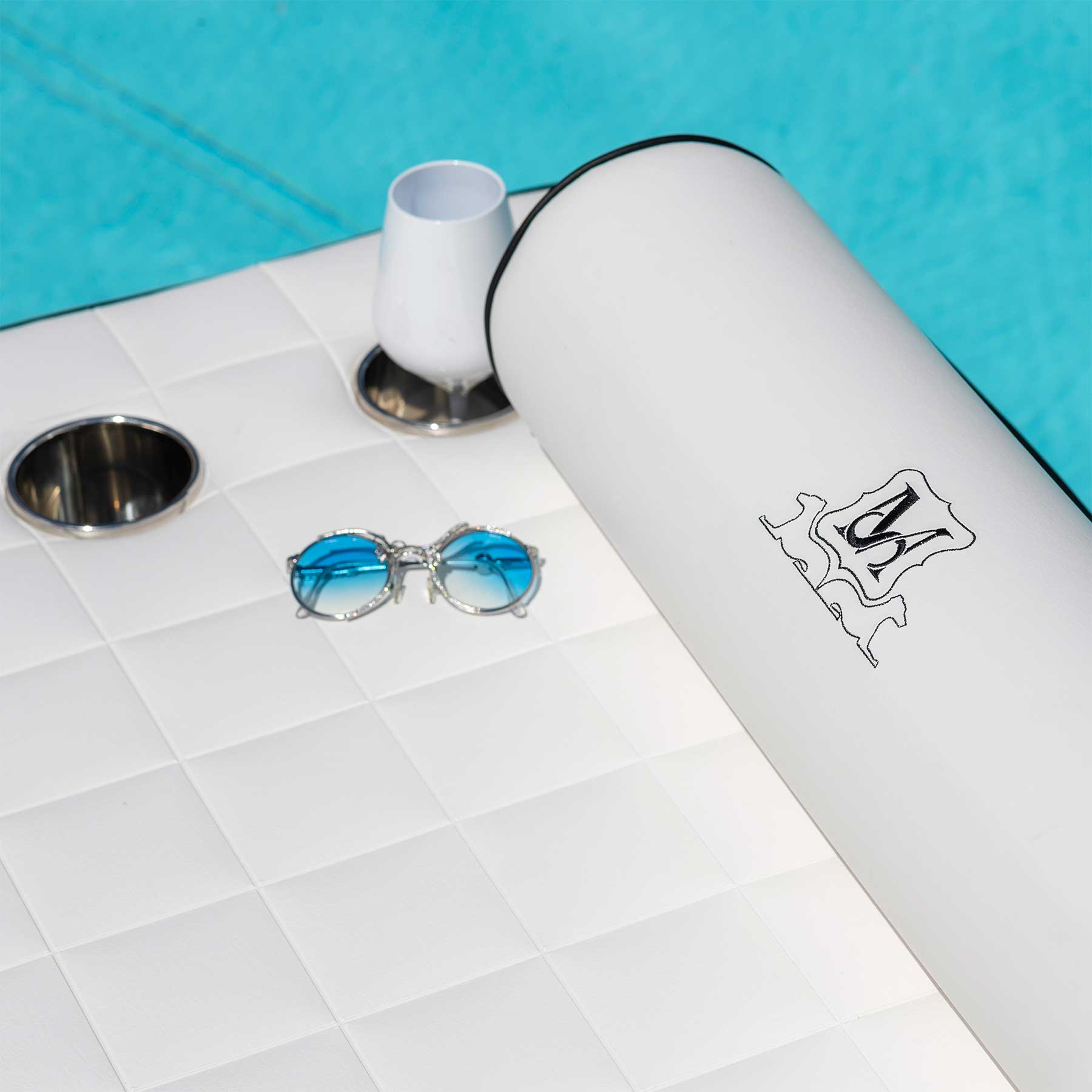 Floating sunbed in nautical eco-leather. Make the most of your pool with style and practicality. Available for online purchase with free home delivery.