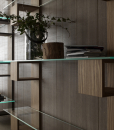 Meuble bibliothèque mural à étagères en bois de chêne ou noyer et verre trempé. Modulable. La solution moderne pour le rangement de votre salon. Livraison.