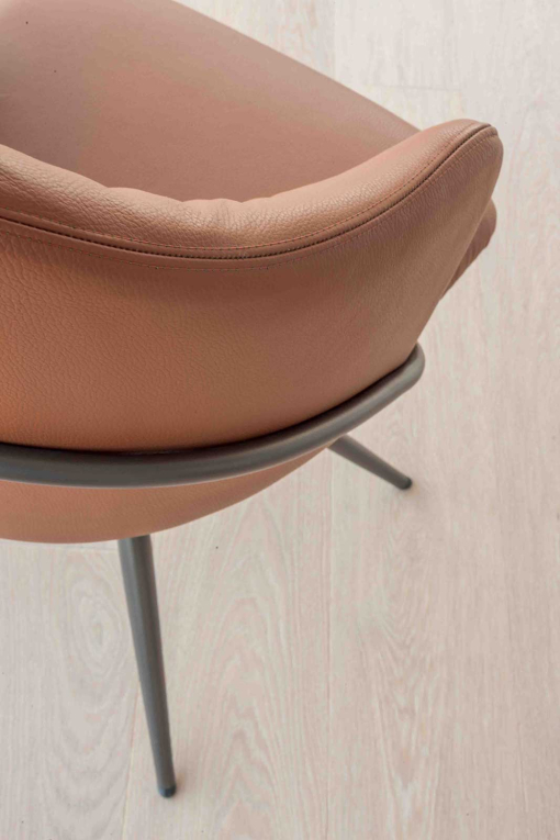 Lili swivel armchair – Made in Italy design with metal base and handcrafted upholstery.