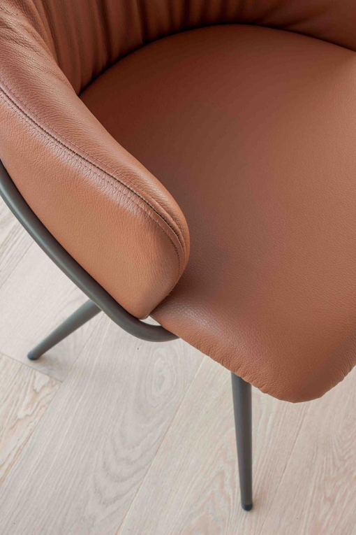 Lili swivel armchair – Made in Italy design with metal base and handcrafted upholstery.
