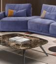 La table basse en marbre Marbella est disponible avec plan en marbre Dark Brown Emperador ou Palissandre. PIeds en métal chromé noir. Livraison à domicile.