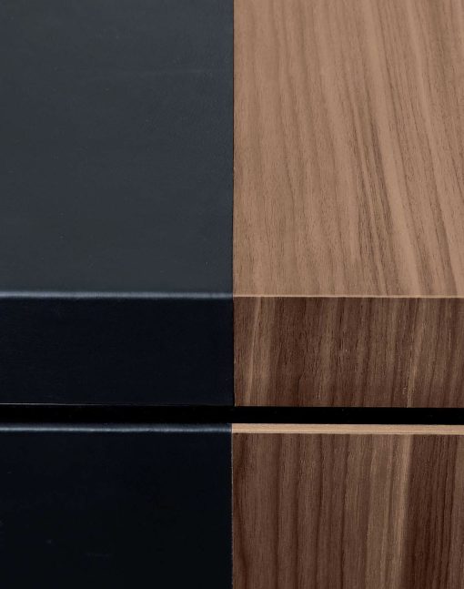 Kefa is an executive desk in walnut and black leather designed by Matteo Nunziati and made in Italy in a big size. Elegant and luxurious. Free delivery.