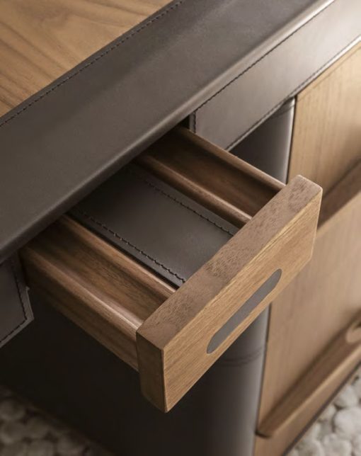 Noe scrivania direzionale con piano asimmetrico in legno e cuoio. Vendita online di mobili da ufficio di lusso made in Italy con consegna gratuita.