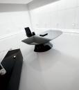 Ola Total Black est un bureau en verre noir au fort impact visuel et très haut de gamme. Découvrez la collection de bureaux avec plateau en verre.